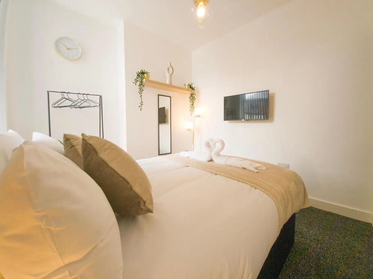 Apartment Principality Suites; Three Bed By Property Promise Cardiff