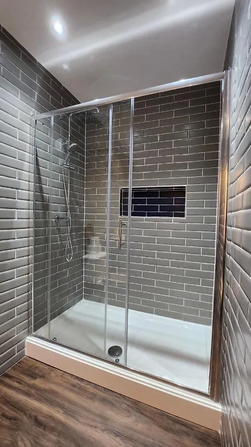 Apartment Principality Suites; Three Bed By Property Promise Cardiff